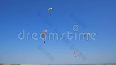 许多滑翔伞在飞行。 剪影人滑翔伞。 滑翔伞飞行<strong>体验</strong>跳伞夏季。